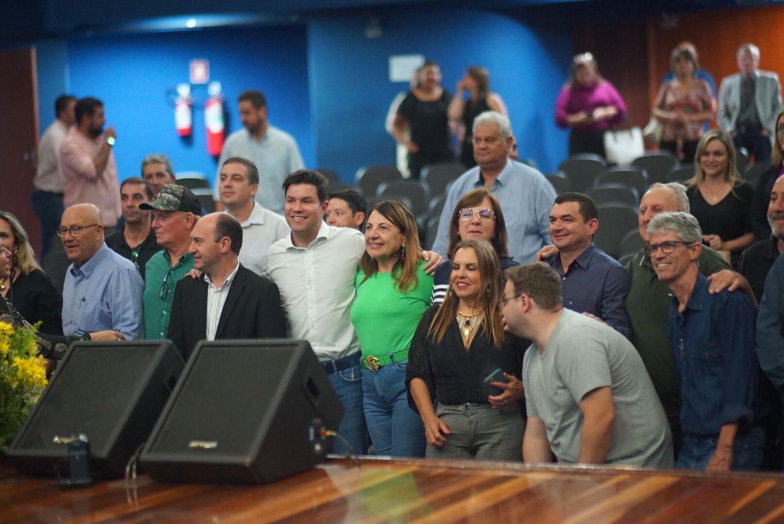 Pessoas reunidas para tirar uma foto