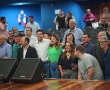 Pessoas reunidas para tirar uma foto