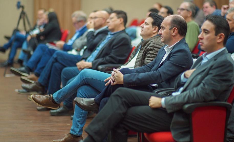 Pessoas ouvindo a apresentação