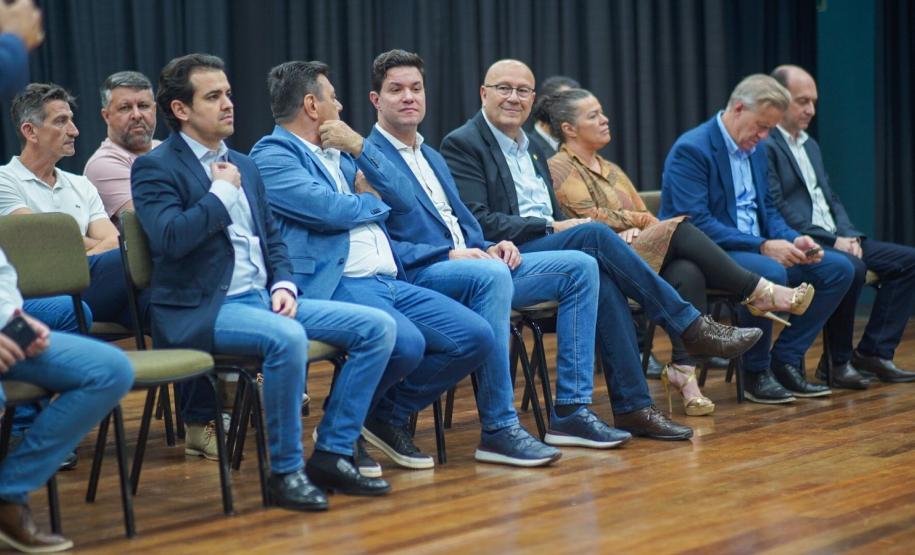 Pessoas ouvindo a apresentação