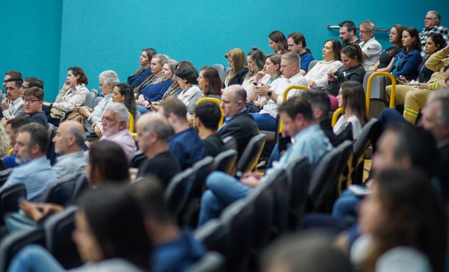 Pessoas ouvindo a apresentação