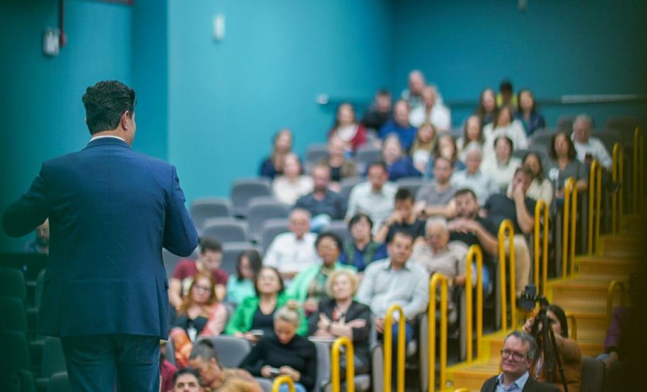 Pessoas ouvindo a apresentação