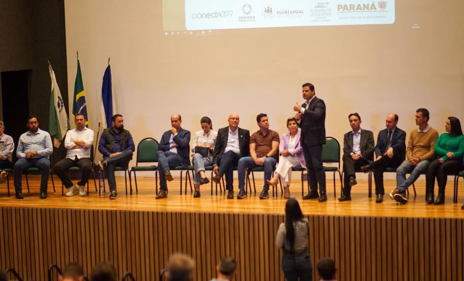 Palestrante apresentando um projeto