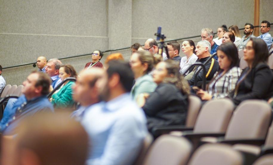 Pessoas ouvindo a uma palestra