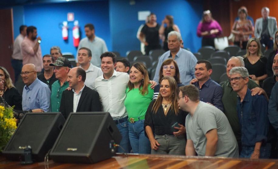 Pessoas reunidas para tirar uma foto