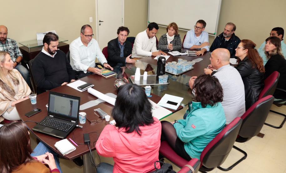 "Paraná Projetos realiza apresentação ao Prefeito de Piraquara" "Paraná Projetos realiza apresentação ao Prefeito de Piraquara"