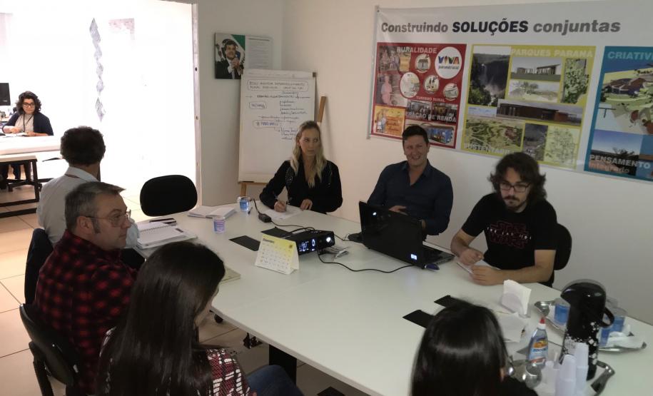 Padronização do mobiliário urbano e rural do município de Colombo Padronização do mobiliário urbano e rural do município de Colombo