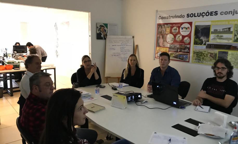 Padronização do mobiliário urbano e rural do município de Colombo Padronização do mobiliário urbano e rural do município de Colombo