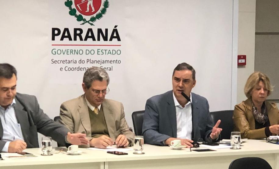 Prefeitos discutem novas alternativas de desenvolvimento com o governo do Paraná Prefeitos discutem novas alternativas de desenvolvimento com o governo do Paraná