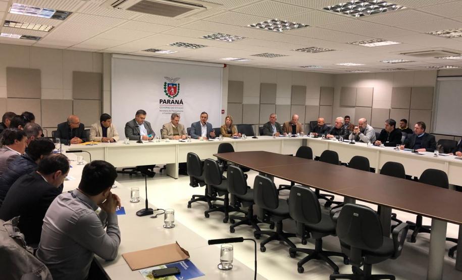 Prefeitos discutem novas alternativas de desenvolvimento com o governo do Paraná Prefeitos discutem novas alternativas de desenvolvimento com o governo do Paraná