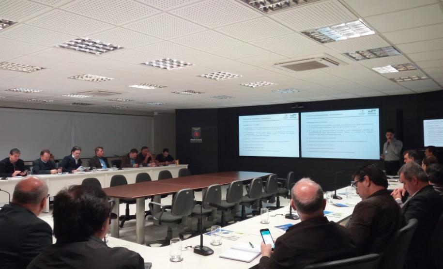 Prefeitos discutem novas alternativas de desenvolvimento com o governo do Paraná Prefeitos discutem novas alternativas de desenvolvimento com o governo do Paraná