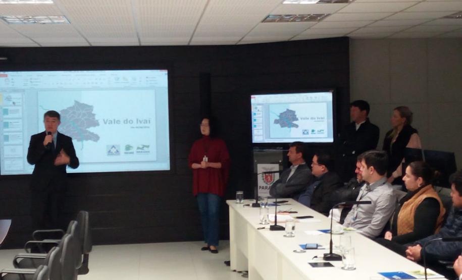 Prefeitos discutem novas alternativas de desenvolvimento com o governo do Paraná Prefeitos discutem novas alternativas de desenvolvimento com o governo do Paraná