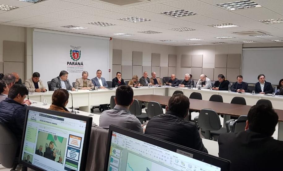 Prefeitos discutem novas alternativas de desenvolvimento com o governo do Paraná Prefeitos discutem novas alternativas de desenvolvimento com o governo do Paraná