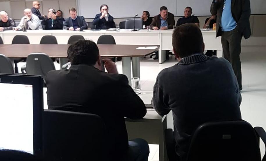 Prefeitos discutem novas alternativas de desenvolvimento com o governo do Paraná Prefeitos discutem novas alternativas de desenvolvimento com o governo do Paraná